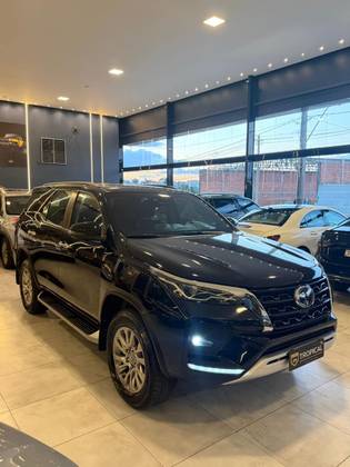 TOYOTA HILUX SW4 2.8 D-4D TURBO DIESEL SRX 7L 4X4 AUTOMÁTICO